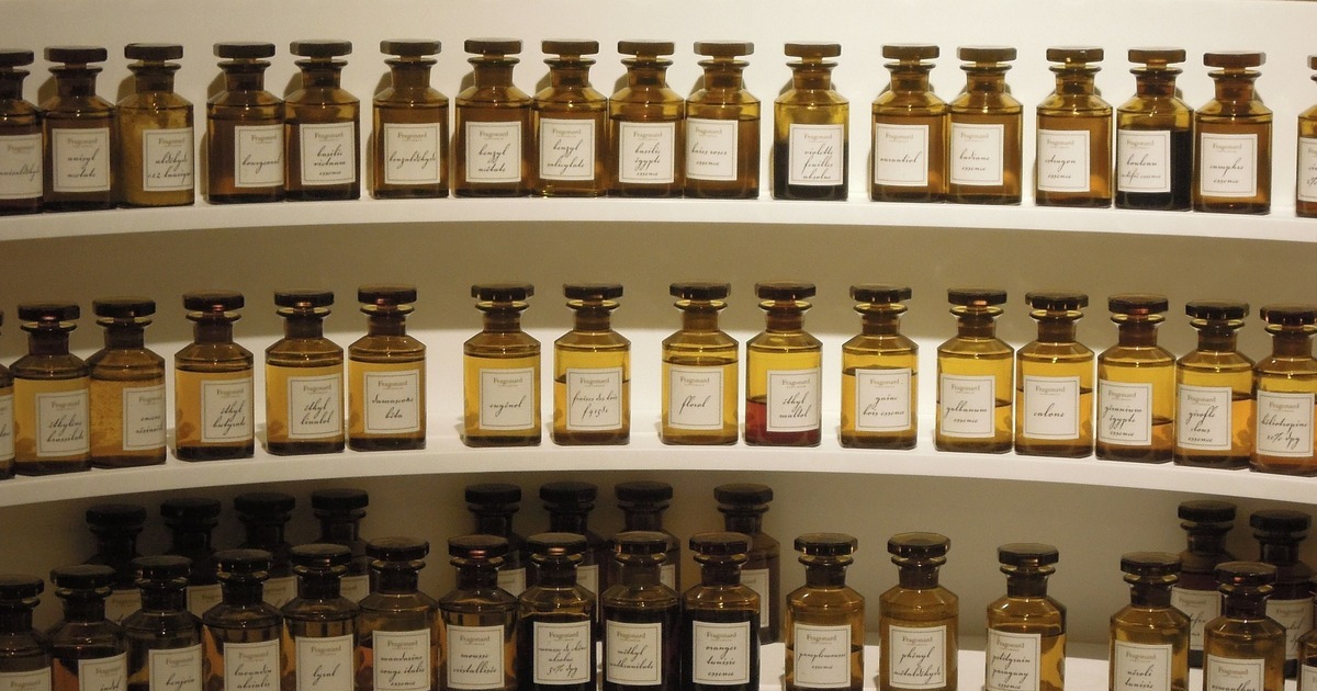 Un sacco di bottiglie di profumo su uno scaffale per la conservazione