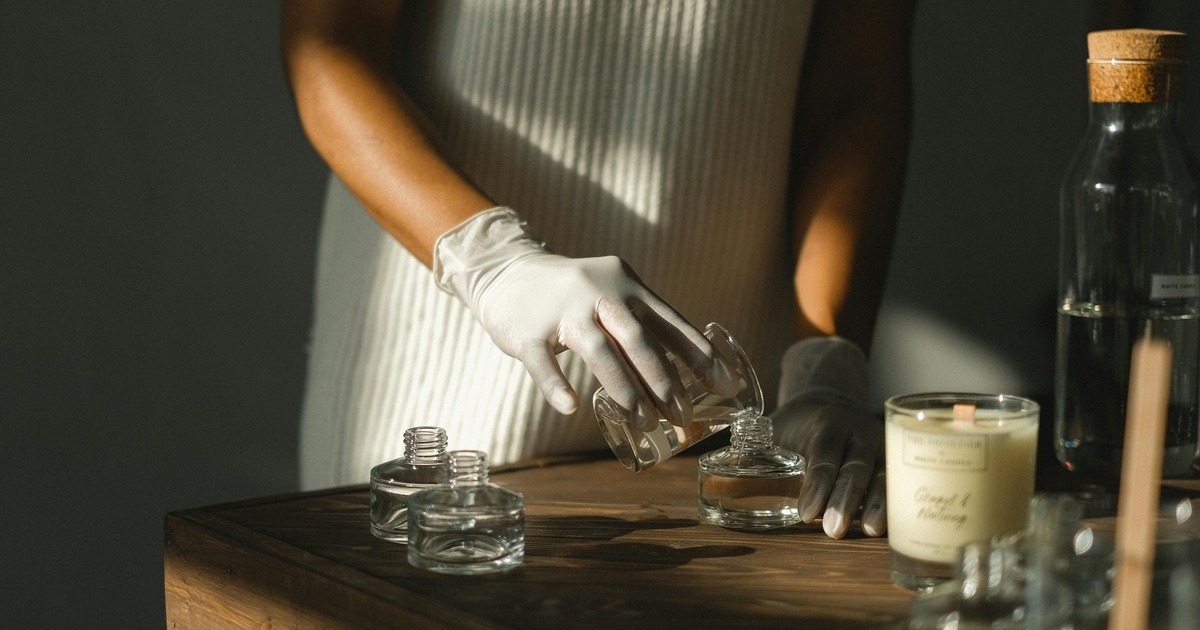 Una persona sta mescolando gli ingredienti del profumo